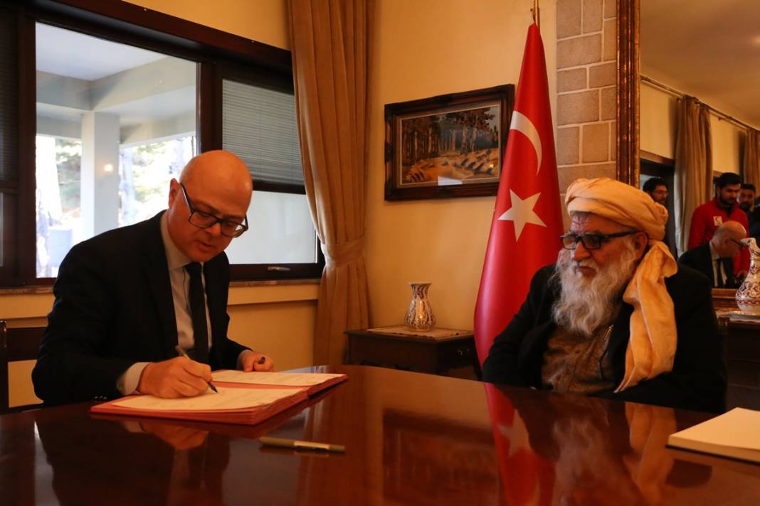 Taliban deprem yardımını poşet içinde teslim etti! İlginç anlar sosyal medyada gündem oldu 6